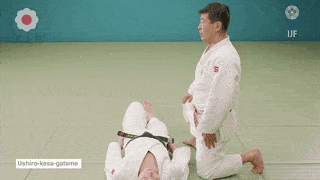 GIF de Estrangulamento Traseiro Com Cachecol